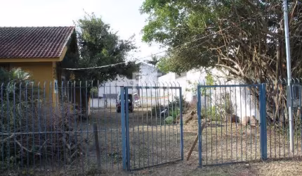 Excelente terreno , no coração do bairro , bem localizado , medindo 703,57 ( 23,85x29,5) com casa de alvenaria.&lt;BR&gt;vale a pena conferir!!