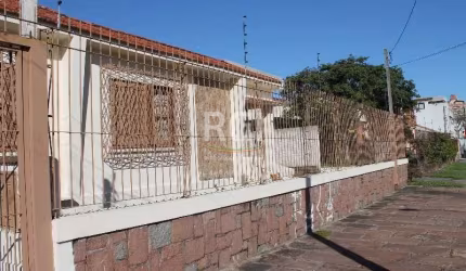 Casa térrea com excelente terreno medindo 18x55 com 3 dormitórios , living 03 ambientes com lareira , copa , banheiro social , banheiro auxiliar , espaço gourmet , área de serviço , garagem para no mí