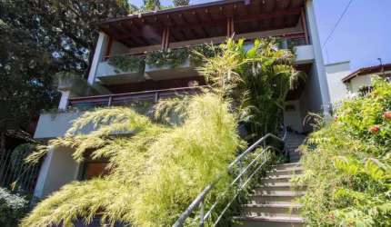 Excelente casa em localização tranquila em frente a praça no Jardim Isabel essa casa tem charme e espaço de sobra. Ótima posição solar. &lt;BR&gt;Com 04 dormitórios sendo a suíte master com closet e b