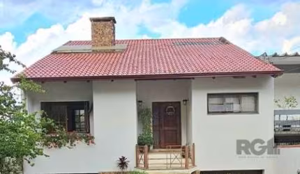 Lindo imóvel com três pavimentos , com 350m² privativos&lt;BR&gt;primeiro andar,&lt;BR&gt;escritório transformado em quarto de visitas, lavabo ,copa cozinha com moveis sob medida, e despensa.&lt;BR&gt