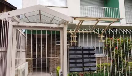 Imóvel com 3 dormitórios, térreo com pátio e churrasqueira, living 2 ambientes, gás central, porteiro eletrônico, água quente, área de serviço.&lt;BR&gt;Aproveite a localização privilegiada próximo ao