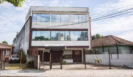 Ótimo  duplex , com 3 dormitórios  amplo living , cozinha americana com churrasqueira e área de serviço com dois banheiros  reformado . Próximo a padaria, ferragem , linhas de ônibus.&lt;BR&gt;Ótima o