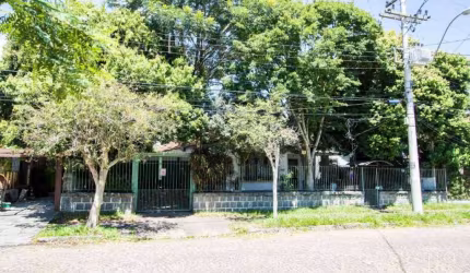 Terreno em ótima localização. Possui no mesmo uma casa antiga na frente com 2 dormitórios, sala para 2 ambientes, cozinha e 2 banheiros. E uma edicula. A casa tem 162m², mas não consta na matrícula.  