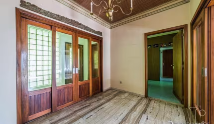 Propriedade única na zona sul com 5000m² de terreno junto ao Guaíba, a propriedade tem três frentes, e uma casa de 450m² com estilo colonial, longas varandas que abrangem o living, detalhes portuguese