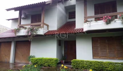 CASA 4 DORMITÓRIOS | TRISTEZA | ZONA SUL | Terreno de 19,80 x 47. &lt;BR&gt;&lt;BR&gt;Casa principal com 432m2, distribuídos em 3 dormitórios, sendo 1 suíte máster com sacada, closet e banheira de hid