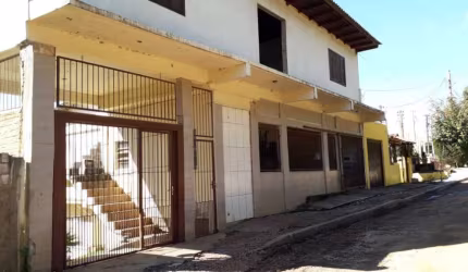 Excelente casa na camaqua próximo ao zaffari, são 5 casas , todas independentes, sendo que 3 estão alugadas, ( excelente para investidor). Pátio medindo 14,4 x 33 amplo e gramado. Possibilidade para c
