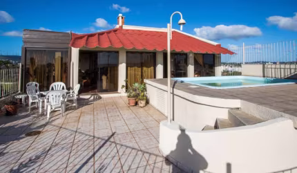 Permita-se apreciar um por do sol magnífico e exclusivo, refrescando-se em sua piscina privativa nas tardes quentes de verão, ou simplesmente sentar-se com a família e amigos para contemplar o lindo e