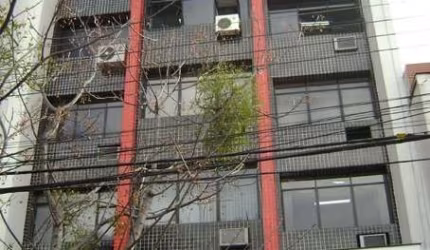 Sala, 33,13 m2, multiuso, totalmente reformada e  mobiliada, ampla, ventilada(split) e ensolarada,  cozinha com bancada de granito preto e lavabo com sistema ecológico. Sala de espera completa, com so