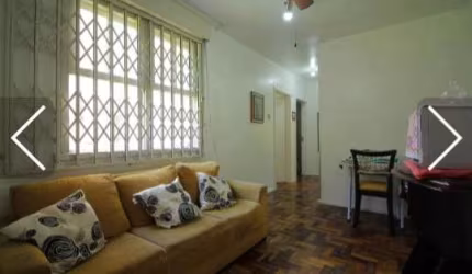 Apartamento com ótima metragem, próximo a todos os recursos do bairro, com:&lt;BR&gt;Amplo living,&lt;BR&gt;três dormitórios, &lt;BR&gt;cozinha,&lt;BR&gt;banheiro.&lt;BR&gt;Vaga rotativa.&lt;BR&gt;Nao
