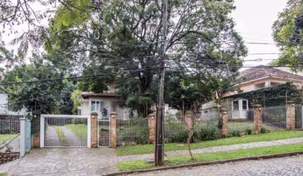 Excelente residência 4 dormitórios, sendo 2 suites, a do casal, com closet, hidro-massagem, sacada, estar intimo com lareira e sacada com vista para o rio, ar central, hall de entrada, 2 gabinetes, um