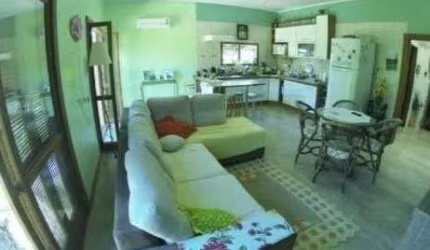 Casa com 3 dormitórios Com uma área privativa de 290m² e total de 490m², este imóvel é perfeito para quem busca espaço e conforto. A casa conta com 3 dormitórios, sendo 1 suíte, ideal para famílias qu