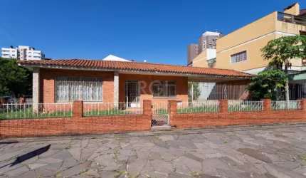 Excelente casa à venda no bairro Menino Deus, Com 4 dormitórios.&lt;BR&gt;Infraestrutura completa, face frente a fundos. Ótima localização próximo a comércios e serviços. Terreno de esquina | Bairro M