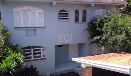 Piso Superior:&lt;BR&gt;2 Dormitórios Grandes: Espaçosos e localizados na parte de cima da casa.&lt;BR&gt;1 Banheiro Completo: Banheiro completo localizado na parte superior.&lt;BR&gt;Piso Inferior:&l