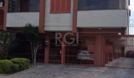 Excelente apartamento cobertura, hall de entrada, living 02 ambientes com sacada,  04 dormitórios sendo 01 suite com sacada e 01 dormitório com sacada, banheiro social, parte superior com salão de fes