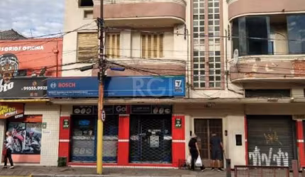 Apartamento de 3 dormitórios pode suprir suas necessidades,sendo 2 com sacada.Banho social reformado com hidro com aquecimento a gás.Amplo hall,sala para 3 ambientes com lareira.&lt;BR&gt;Para receber