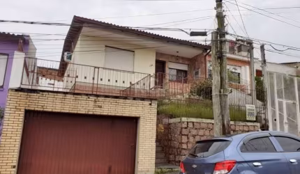 Residencia , três dormitórios , living dois ambientes,  sala de jantar ,banheiro social, copa cozinha ,nos fundos uma edicula com um dormitório e com churrasqueira.