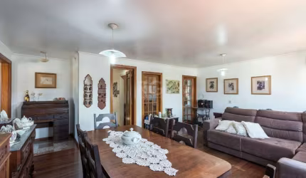 Casa residencial ou comercial . Possui 320 m² privativos distribuídos em diversos ambientes. São 5 salas integradas de forma aconchegante e com lareira, 05 dormitórios sendo 02 suítes amplas. Espaço g