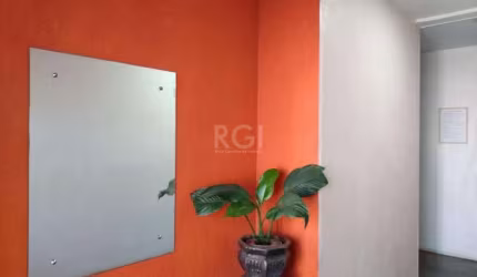 Apartamento com 2 dormitórios, dependência de empregada completa, área de serviço separada, living 2 ambientes, todas as peças amplas. Com vista. Condomínio com portaria 24hs, salão de festas com chur