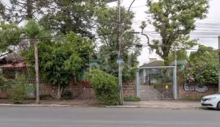 Terreno com 759m² de área total individual, totalizando 1.500m2 eis que ambos terrenos dispõe de 11x69. &lt;BR&gt;Localização privilegiada. Uma exceção no Bairro Tristeza/Camaquã. &lt;BR&gt;Casa térre