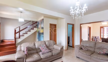 Excelente residência  com 3 dormitórios, sendo uma suíte com sacada. &lt;BR&gt;Living amplo 2 ambientes com lareira. Lavabo e Gabinete. &lt;BR&gt;Copa cozinha, área de serviço e dependência de emprega