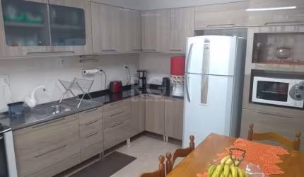 Um amplo apartamento, quarto andar. Uma ampla cozinha planejada, hall, área de serviço, lavabo, sala com dois ambientes, 3 quartos, 1 suíte, 1 banheiro com água quente na pia, tanque na área de serviç