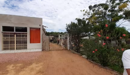 Casa situada no meio do terreno , separada do comércio por pátio amplo, e com mais um pátio aos fundos, salal comercial de frente para a avenida, com excelente pé direito, e possibilidade ( com espera