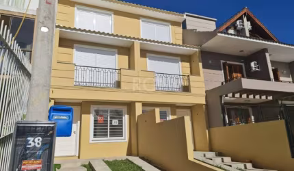Excelente Residência com 3 Pavimentos &lt;BR&gt;Primeiro pavimento vc encontra pátio frontal com 01vaga , living amplo , lavabo , cozinha com churrasqueira e lavanderia, pátio externo .&lt;BR&gt;No se