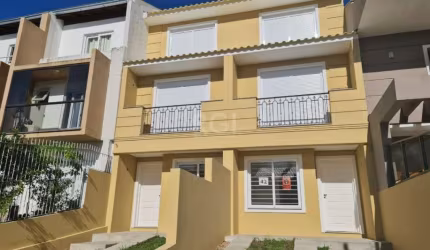 Excelente Residência com 3 Pavimentos &lt;BR&gt;Primeiro pavimento vc encontra pátio frontal com 01vaga , living amplo , lavabo , cozinha com churrasqueira e lavanderia, pátio externo .&lt;BR&gt;No se