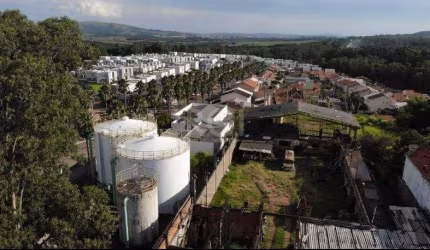 ATENCAO investidores, único terreno situado na entrada de  condomínio chácara das nascentes , próprio para prédios comercias, condomínio , lojas e afins , com estrutura de pre moldados, com cobertura 