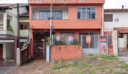 Casa residencial com 03 dormitórios, sendo 02 suítes amplas, gabinete, cozinha, área de serviço, 02 vagas, pátio, área fechada com fogão a lenha, 220m² de área privativa, localizada no bairro Glória, 
