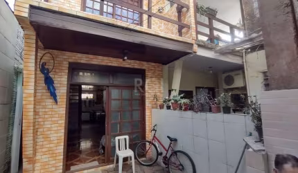 Casas não averbadas, sendo 2 sobrados e 2 térreas. Na frente possui uma loja. Terreno 400m² dimensões de 10x40. Localizado na avenida próximo a Av Juca Batista,  Zaffari, bancos, escolas  e Shopping J