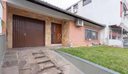 Imperdível oportunidade! Casa à venda no bairro Cristal em Porto Alegre. Com uma área privativa de 160m² e área total de 484m², essa casa conta com 3 dormitórios, sendo 2 suítes, e 1 banheiro social. 