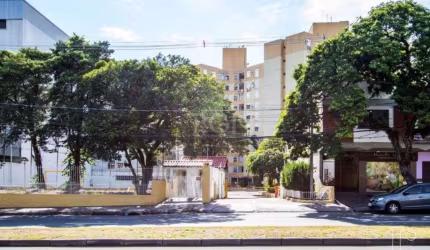 Apartamento com .localização previligiada, com living para dois ambientes,cozinha, área de serviço, dois dormitorios , lateral, bem ventilado, pronto para morar. Condominio com portaria 24h.,  elevado