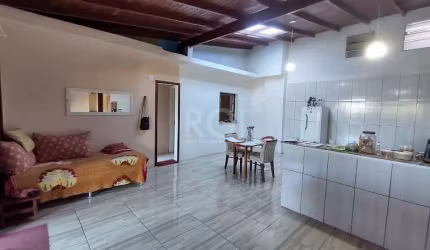 Casa com 2 dormitórios, banheiro social, cozinha e sala integradas, e lavanderia  no primeiro pavimento.  Área com churrasqueira&lt;BR&gt;2º pavimento  uma peça e banheiro que pode ser uma sala ou um 