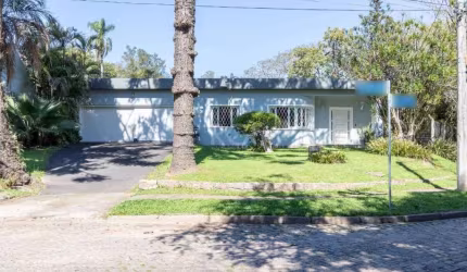 Excelente residência térrea com é direito alto, a duas quadras e meia da Av. Wenceslau Escobar com 3 dormitórios sendo uma suíte, living para 3 ambientes, cozinha, área de serviço, garagem para 3 carr