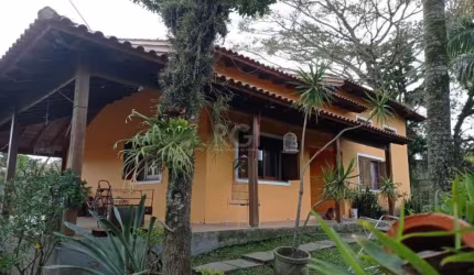 Ótimo sítio com 3.163,98 m²  de terreno no bairro Lageado em amplo terreno com lago, árvores frutíferas, galinheiro, celeiro, amplo quiosque com churrasqueira, possui uma casa com 198 m² de área priva
