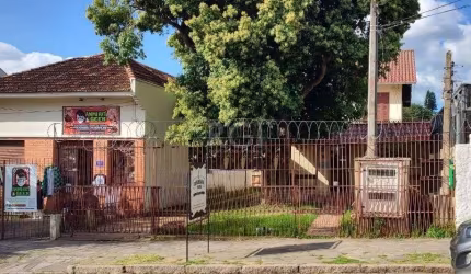 Terreno  plano de 700m² com dimensões de 10x70.  Possui 2 casas habitáveis que não estão averbadas na matrícula, muito bem localizado próximo  a Dr Mario Totta, farmácias e comércio da região.