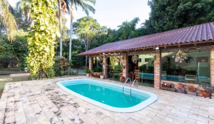 Excelente residência no Bairro Tristeza com 4 dormitórios, sendo 2 suítes e demais dependências. Casa próxima do rio em rua residencial.&lt;BR&gt;Terreno medindo 20x64 , com área total de 1.280m².&lt;