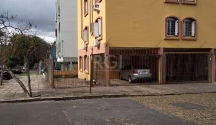 Apartamento com um lance de escadas,  localizado em rua calma de esquina com ótima ventilação e vista perene dos dormitórios e living.   Possui : Living para 2 ambientes,  2  dormitórios, banheiro soc