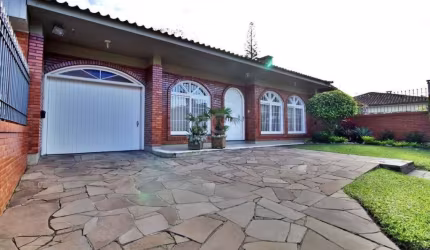 Charmosa casa térrea com 4 dormitórios, sendo uma suíte, living para 3 ambientes com lareira, lavabo, cozinha mobiliada, salão de festas com churrasqueira, terraço com piscina, dependência de empregad