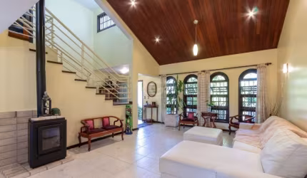 Esta encantadora casa à venda localizada no bairro Cristal, em Porto Alegre, oferece uma excelente oportunidade para quem busca conforto e espaço. &lt;BR&gt;Com área total de 968 m² e privativa de 308