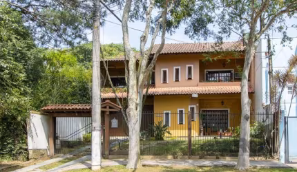 Casa com 02 pavimentos, 03 dormitórios sendo 01 suíte, sala para dois ambientes, lareira, cozinha com móveis planejados, churrasqueira, forno para pizza, lavanderia, hidromassagem e pátio com piscina,