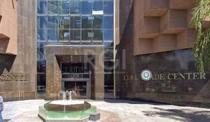 Sala comercial no prédio Edel Trade Center com 36,60m2, uma vaga rotativa. Porto Alegre. Com uma área total de 92,18 m² e área privativa de 36,6 m², este espaço é ideal para seu negócio. A localização