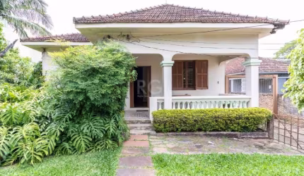 Amplo terreno com  cerca de 2.182,09 m², possuindo 28,87 x 77,00m. O terreno ainda dispõe de uma residência com cerca de 250m², com 4 dormitórios, sendo uma suíte com closet. Você pode contar com um h