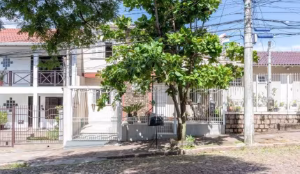 Excelente sobrado com 3 dormitórios, sendo 1 com closet, 2 banheiros, sala de estar ampla, cozinha e sala de jantar integradas com espaço amplo, os cômodos bem arejados, todos em porcelanato, inclusiv