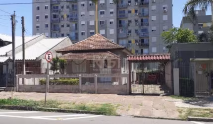 venda localizada na Rua Doutor Barcelos, no aconchegante bairro Tristeza em Porto Alegre. Com uma ampla área privativa de 440m², este imóvel é perfeito para quem busca conforto e espaço. O bairro ofer