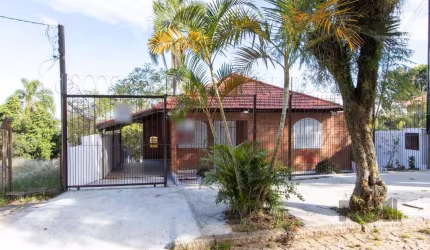 Residencia de 3 dormitórios, living  2 ambientes, banheiro social. Na parte de baixo  ampla cozinha, mais deposito, lavanderia,banheiro, área de serviço, churrasqueira, canil. patio.1 vaga coberta e 1