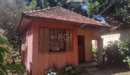 TERRENO À VENDA BAIRRO TRISTEZA, ZONA SUL DE PORTO ALEGRE.&lt;BR&gt;&lt;BR&gt;Terreno com ótima localização medindo 10,00m de frente por 61,00m de frente a fundos.&lt;BR&gt;&lt;BR&gt; A infraestrutura