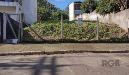 Ótimo terreno à venda em Vila Nova, Porto Alegre. &lt;BR&gt;Possui uma área total de 295.69m², com topografia aclive, vista para o Guaíba. &lt;BR&gt;Ótima oportunidade para construir a casa dos seus s