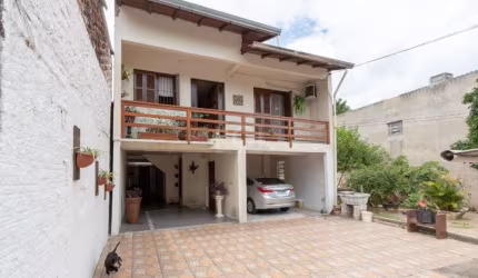 Casa em bom estado , com área total 270 m² com 3 dormitório , 1 banheiro social, lavanderia, área de serviço . cozinha , sala   com uma varanda , 3 vagas de garagem .&lt;BR&gt;Localizada no bairro Non